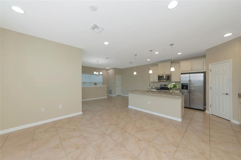 For Sale: $299,990 (2 beds, 2 baths, 1135 Square Feet)