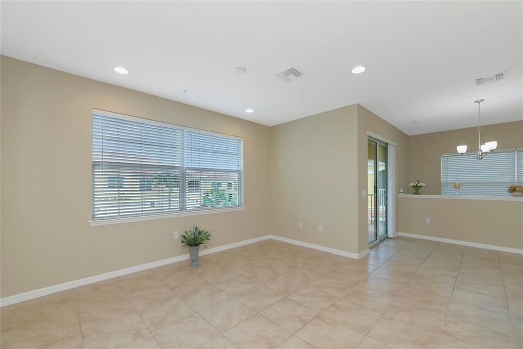 For Sale: $299,990 (2 beds, 2 baths, 1135 Square Feet)