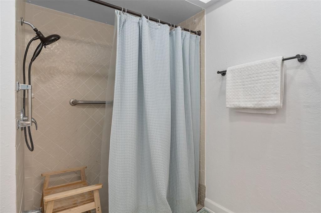 En Venta: $450,000 (4 camas, 2 baños, 2340 Pies cuadrados)