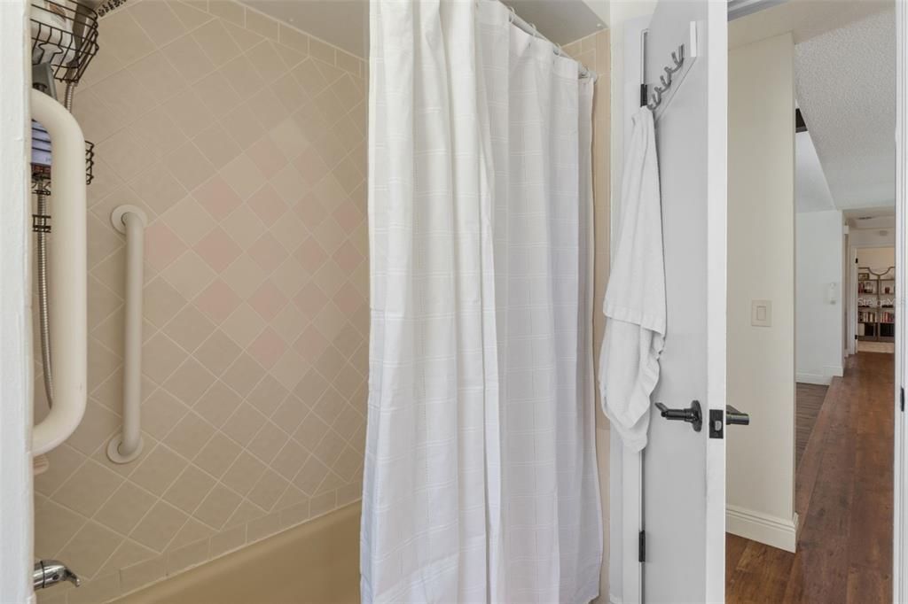 En Venta: $450,000 (4 camas, 2 baños, 2340 Pies cuadrados)