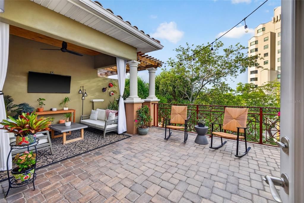 For Sale: $1,125,000 (3 beds, 3 baths, 2724 Square Feet)
