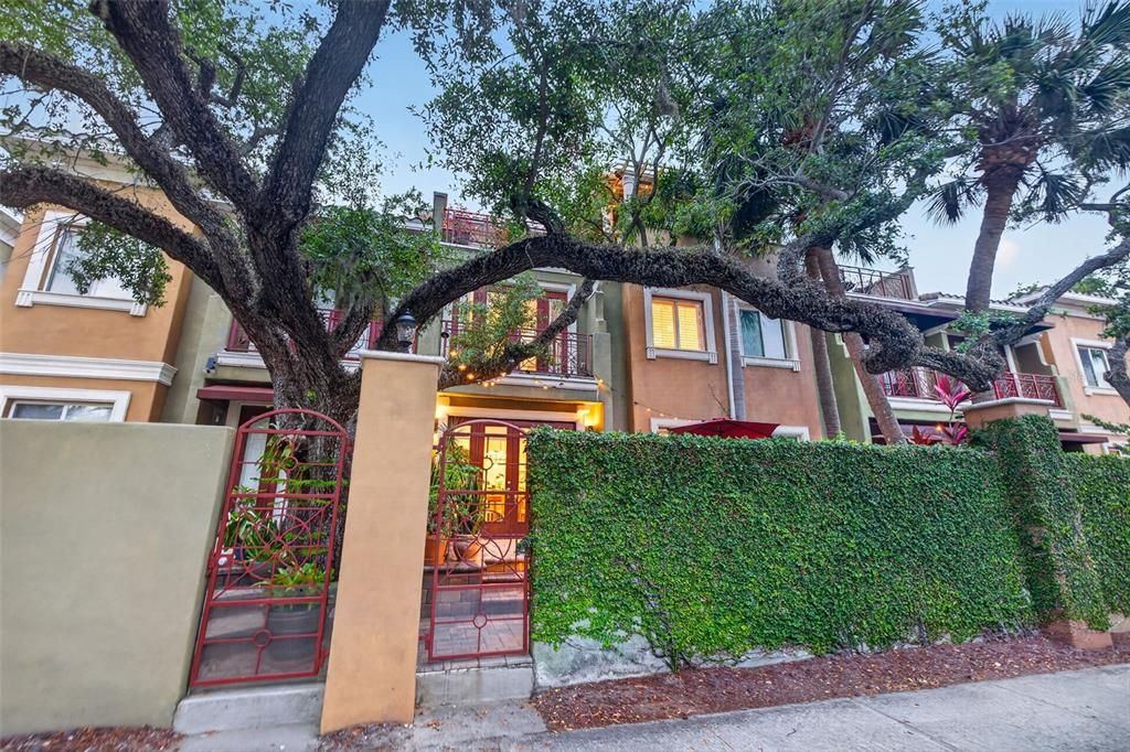 For Sale: $1,125,000 (3 beds, 3 baths, 2724 Square Feet)