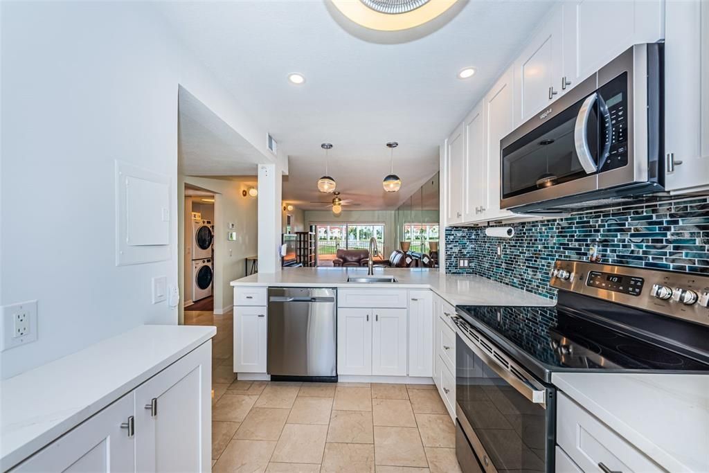 For Sale: $349,000 (2 beds, 2 baths, 915 Square Feet)