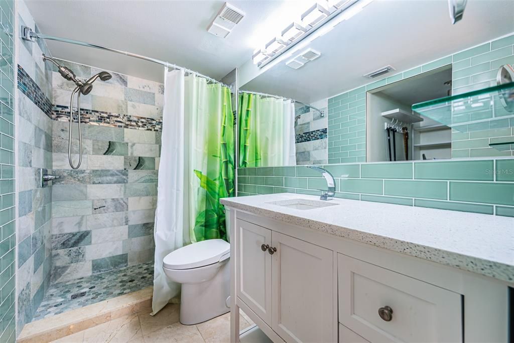 For Sale: $349,000 (2 beds, 2 baths, 915 Square Feet)