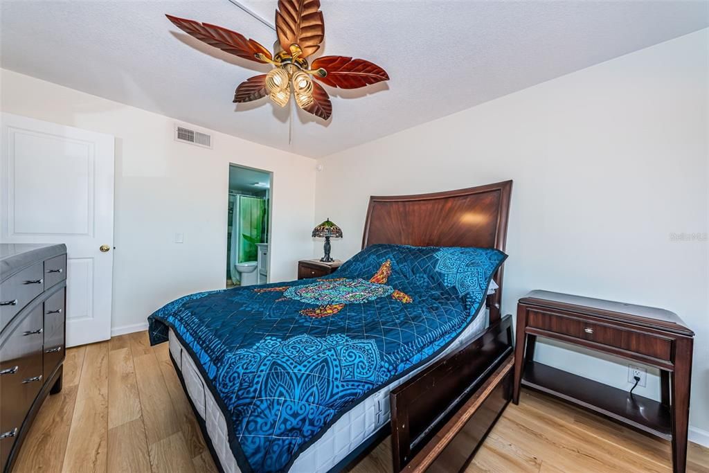 For Sale: $349,000 (2 beds, 2 baths, 915 Square Feet)