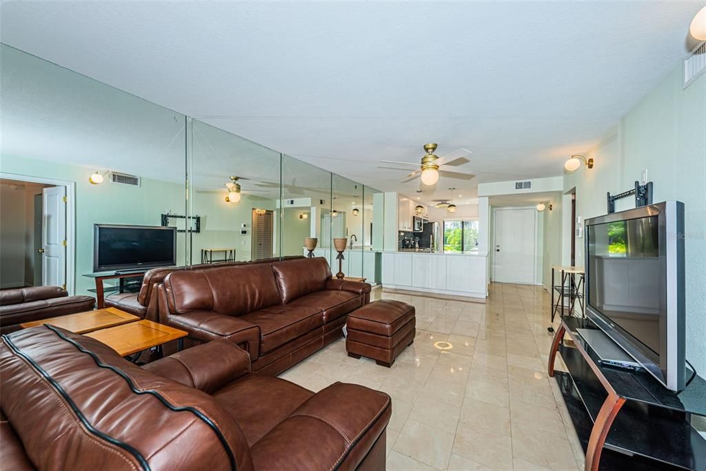 For Sale: $349,000 (2 beds, 2 baths, 915 Square Feet)