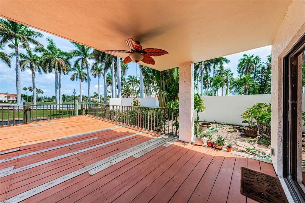 For Sale: $349,000 (2 beds, 2 baths, 915 Square Feet)