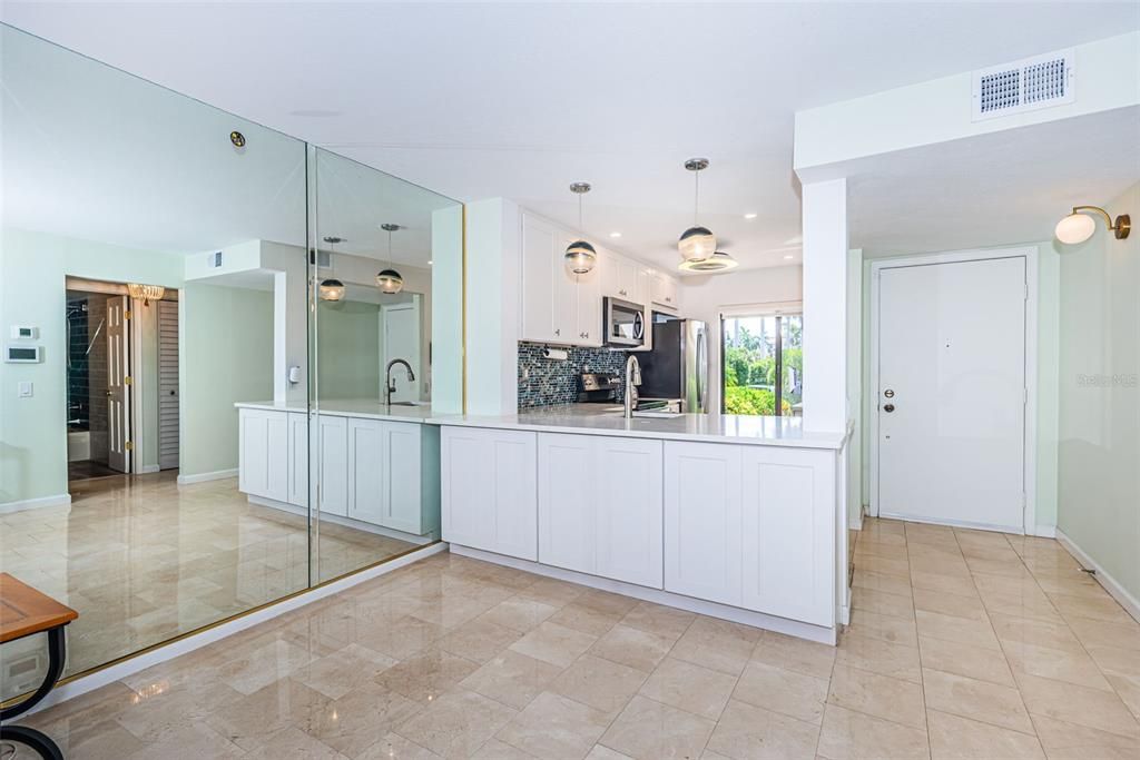 For Sale: $349,000 (2 beds, 2 baths, 915 Square Feet)