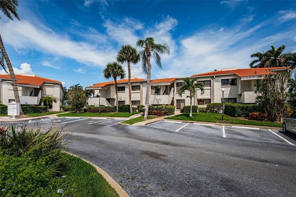 For Sale: $349,000 (2 beds, 2 baths, 915 Square Feet)