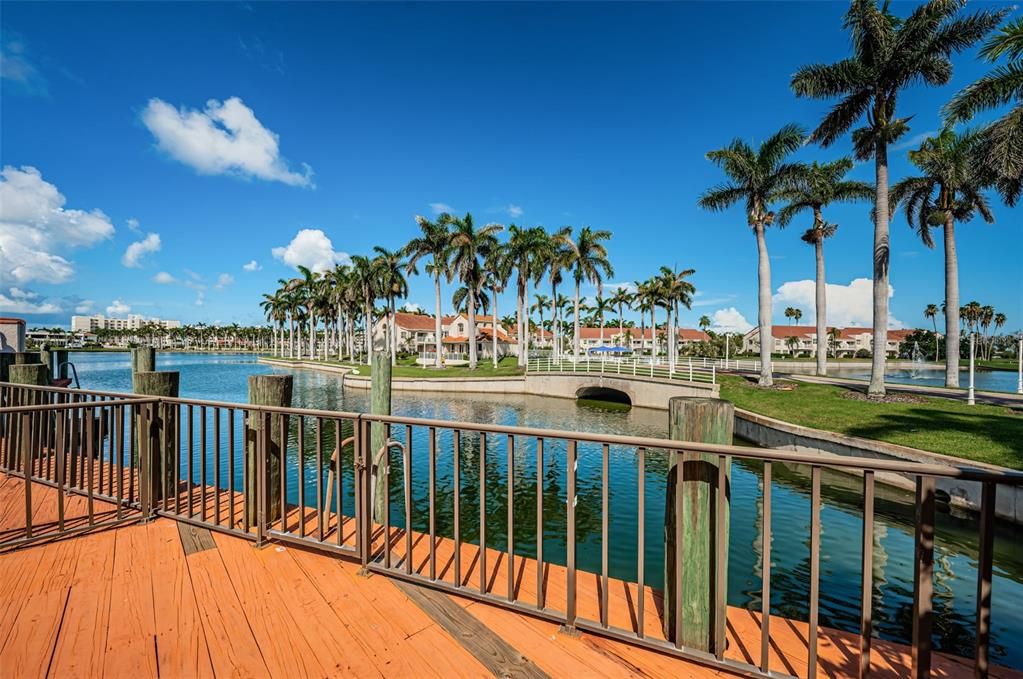 For Sale: $349,000 (2 beds, 2 baths, 915 Square Feet)
