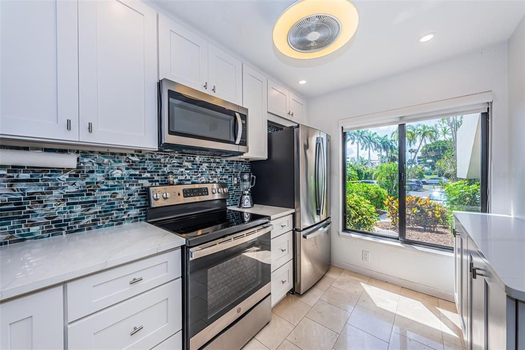 For Sale: $349,000 (2 beds, 2 baths, 915 Square Feet)