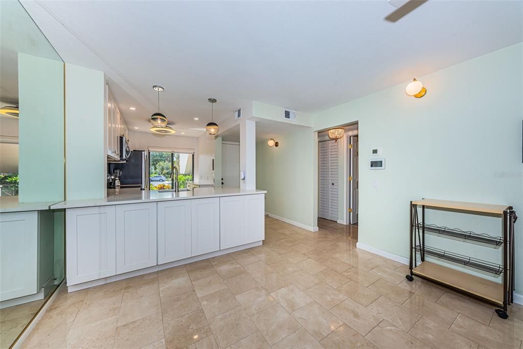 For Sale: $349,000 (2 beds, 2 baths, 915 Square Feet)