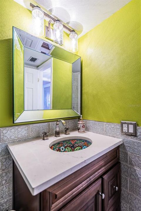 For Sale: $349,000 (2 beds, 2 baths, 915 Square Feet)