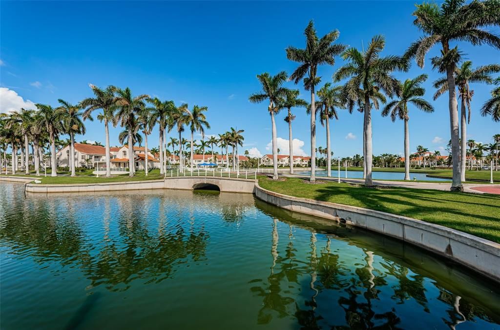 For Sale: $349,000 (2 beds, 2 baths, 915 Square Feet)