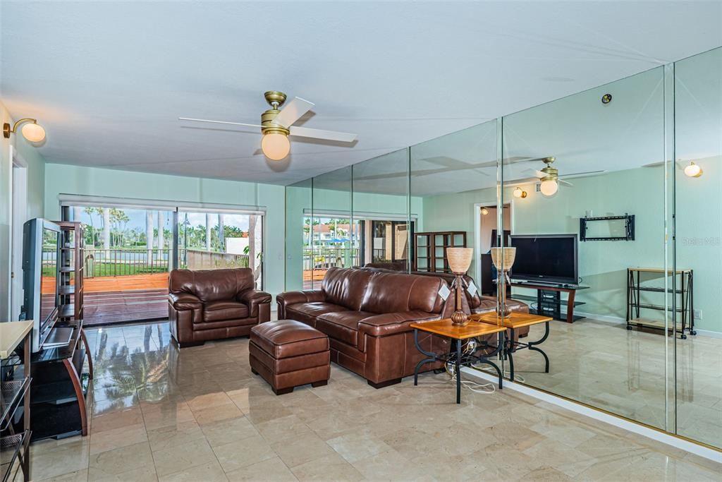 For Sale: $349,000 (2 beds, 2 baths, 915 Square Feet)
