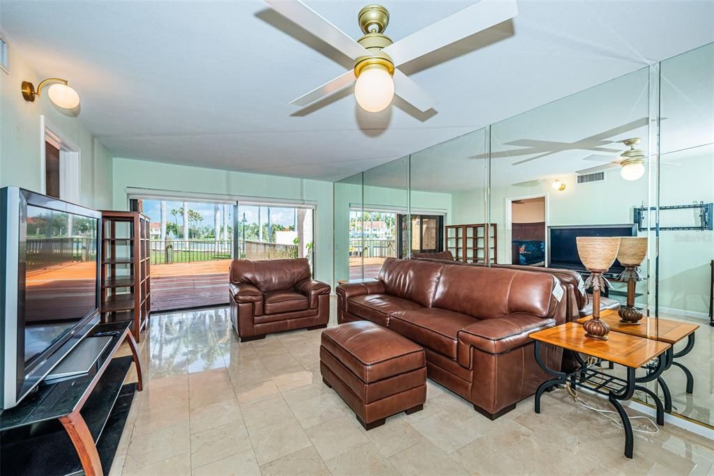For Sale: $349,000 (2 beds, 2 baths, 915 Square Feet)