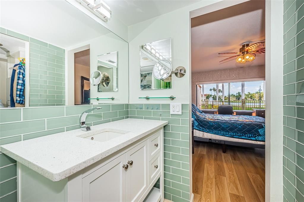 For Sale: $349,000 (2 beds, 2 baths, 915 Square Feet)
