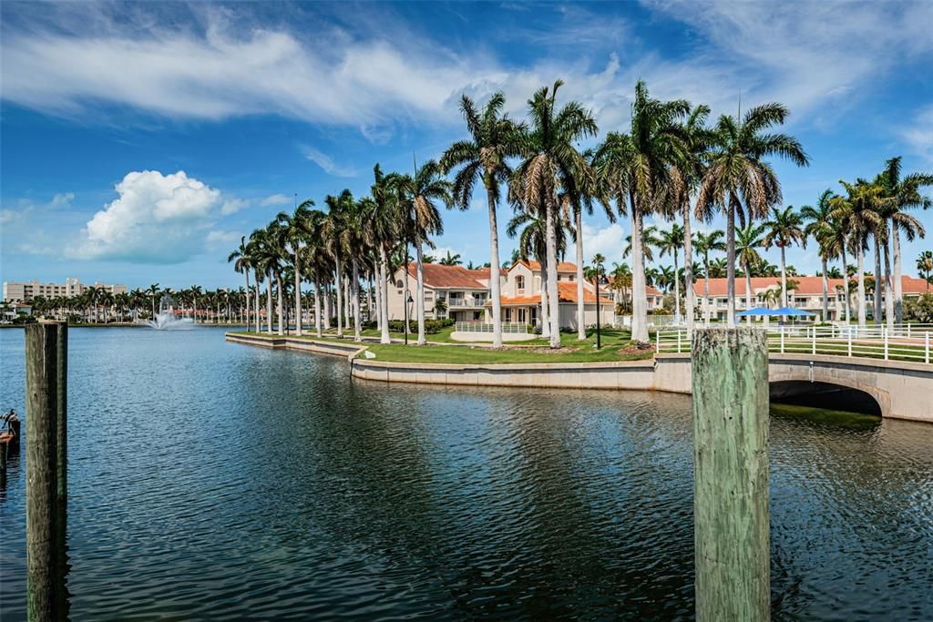 For Sale: $349,000 (2 beds, 2 baths, 915 Square Feet)