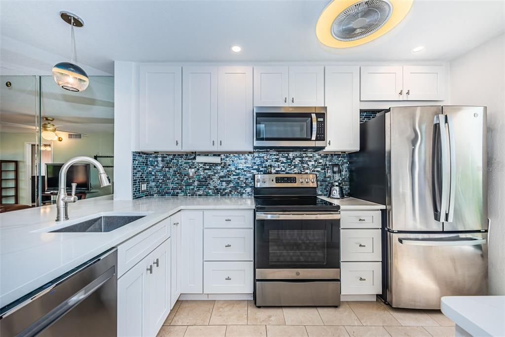For Sale: $349,000 (2 beds, 2 baths, 915 Square Feet)