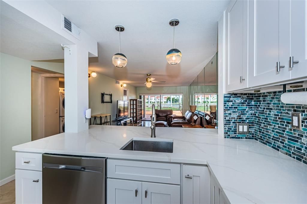 For Sale: $349,000 (2 beds, 2 baths, 915 Square Feet)