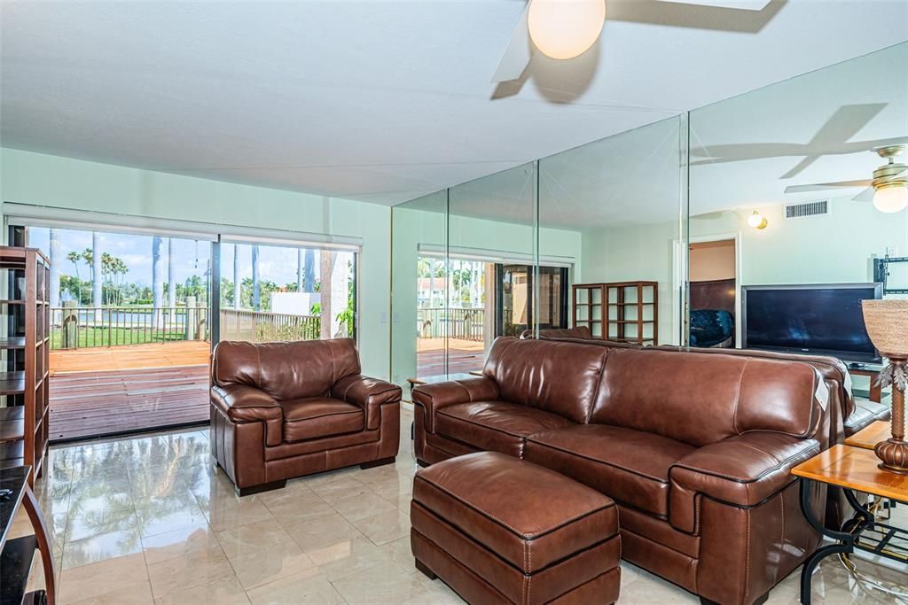 For Sale: $349,000 (2 beds, 2 baths, 915 Square Feet)