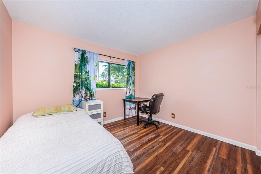 For Sale: $349,000 (2 beds, 2 baths, 915 Square Feet)