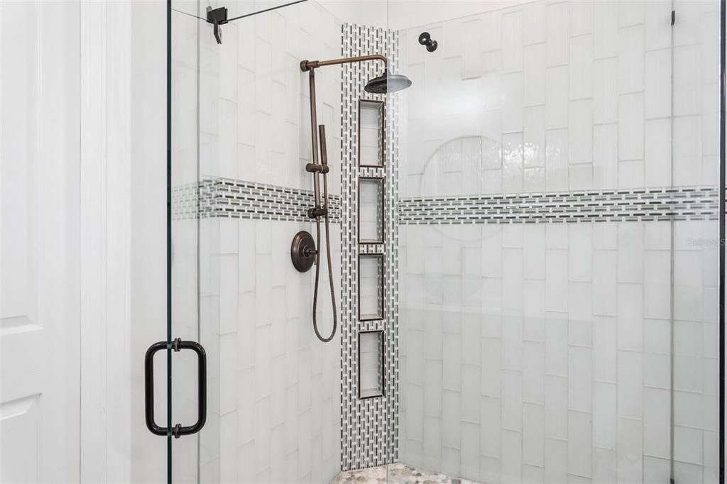 En Venta: $1,250,000 (4 camas, 3 baños, 2665 Pies cuadrados)