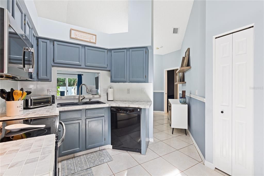 For Sale: $425,000 (3 beds, 2 baths, 1419 Square Feet)