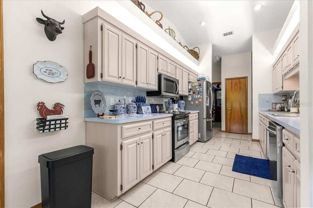 For Sale: $368,800 (3 beds, 2 baths, 1917 Square Feet)