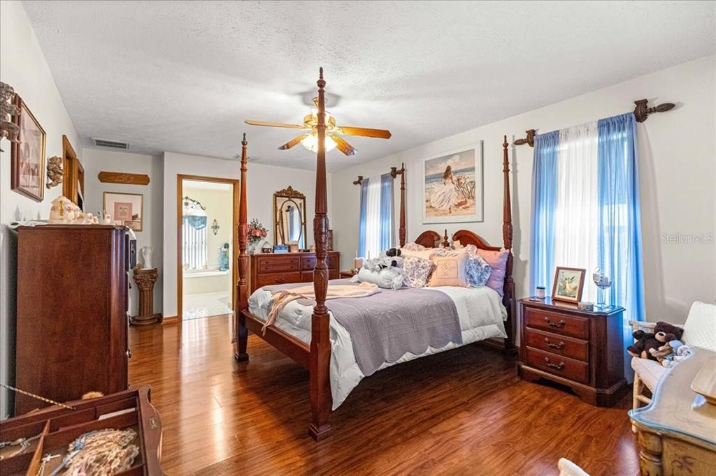 For Sale: $368,800 (3 beds, 2 baths, 1917 Square Feet)