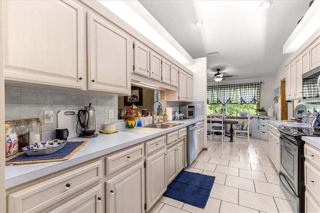 For Sale: $368,800 (3 beds, 2 baths, 1917 Square Feet)