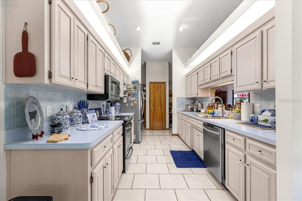 For Sale: $368,800 (3 beds, 2 baths, 1917 Square Feet)