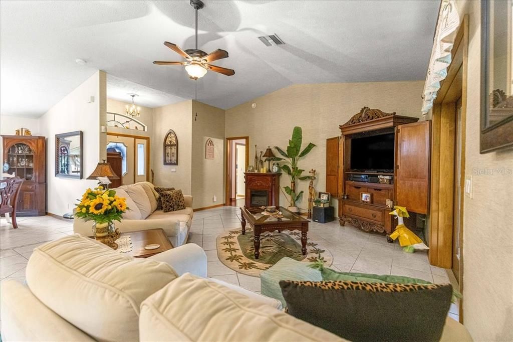 For Sale: $368,800 (3 beds, 2 baths, 1917 Square Feet)