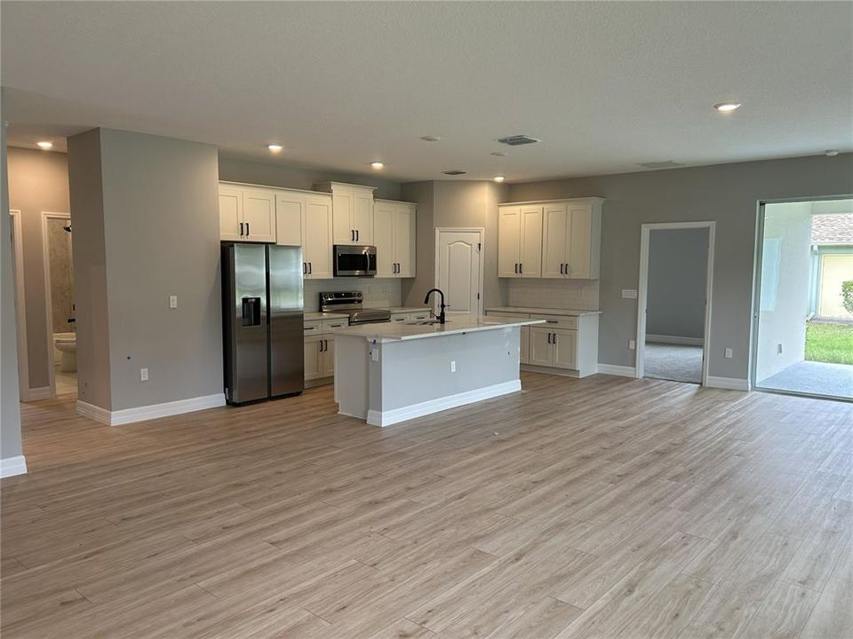 For Sale: $358,900 (4 beds, 3 baths, 1990 Square Feet)