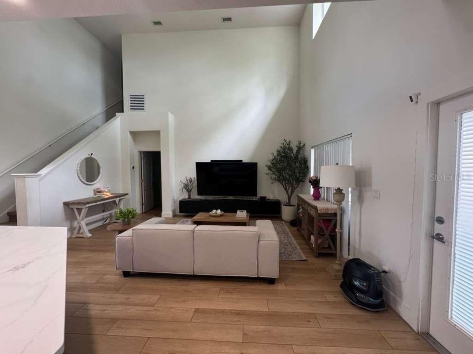 For Rent: $3,500 (5 beds, 2 baths, 2516 Square Feet)