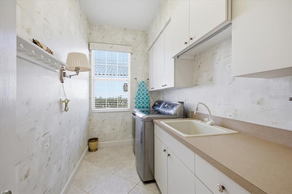 For Sale: $1,150,000 (4 beds, 3 baths, 3484 Square Feet)