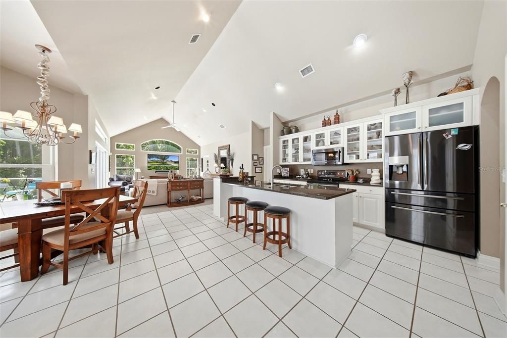 Activo con contrato: $545,000 (4 camas, 3 baños, 2748 Pies cuadrados)
