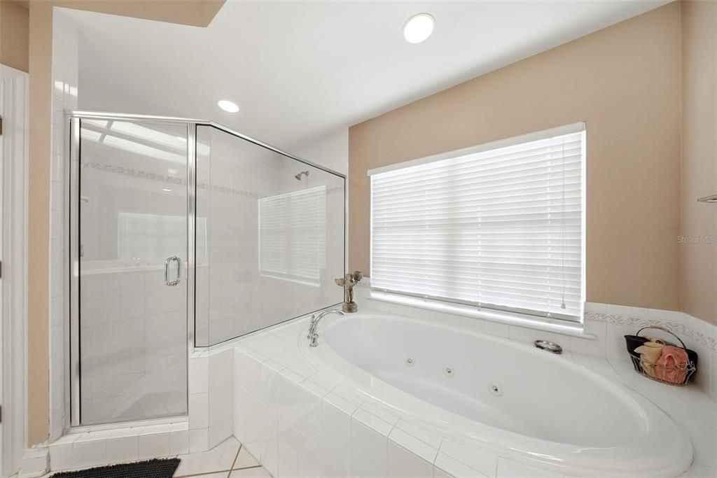 Activo con contrato: $545,000 (4 camas, 3 baños, 2748 Pies cuadrados)