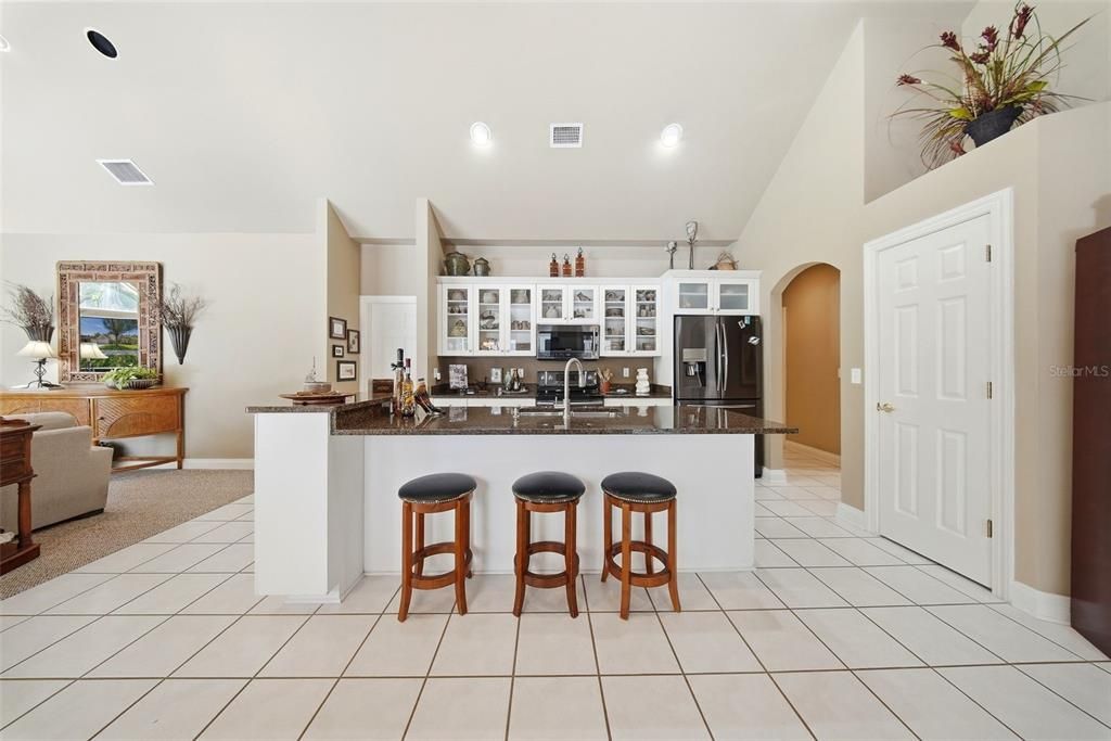 Activo con contrato: $545,000 (4 camas, 3 baños, 2748 Pies cuadrados)