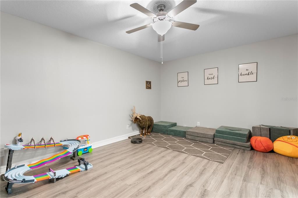 For Sale: $899,000 (5 beds, 4 baths, 4750 Square Feet)