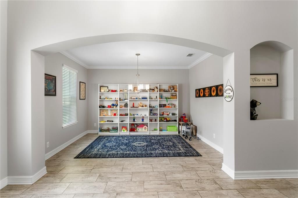 For Sale: $899,000 (5 beds, 4 baths, 4750 Square Feet)