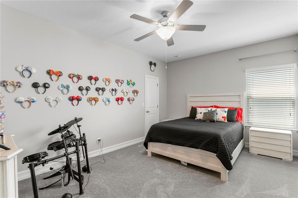 For Sale: $899,000 (5 beds, 4 baths, 4750 Square Feet)