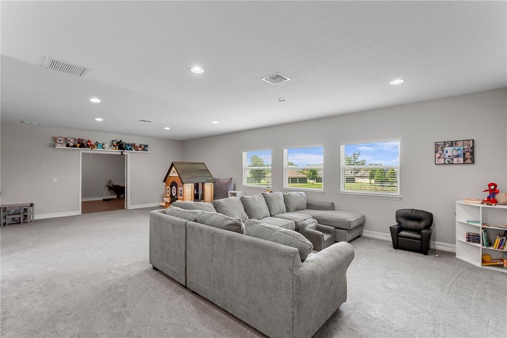 For Sale: $899,000 (5 beds, 4 baths, 4750 Square Feet)