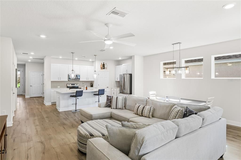 For Sale: $425,000 (3 beds, 2 baths, 1953 Square Feet)