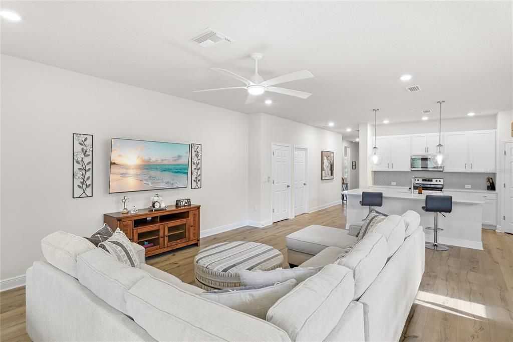 For Sale: $425,000 (3 beds, 2 baths, 1953 Square Feet)