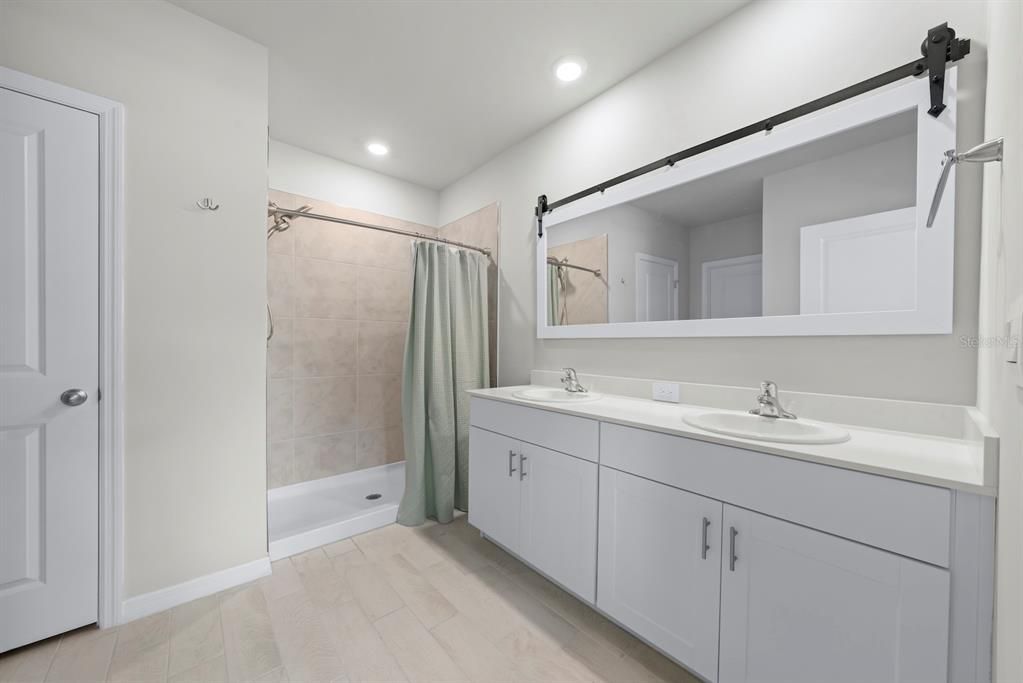 En Venta: $349,000 (4 camas, 2 baños, 1846 Pies cuadrados)