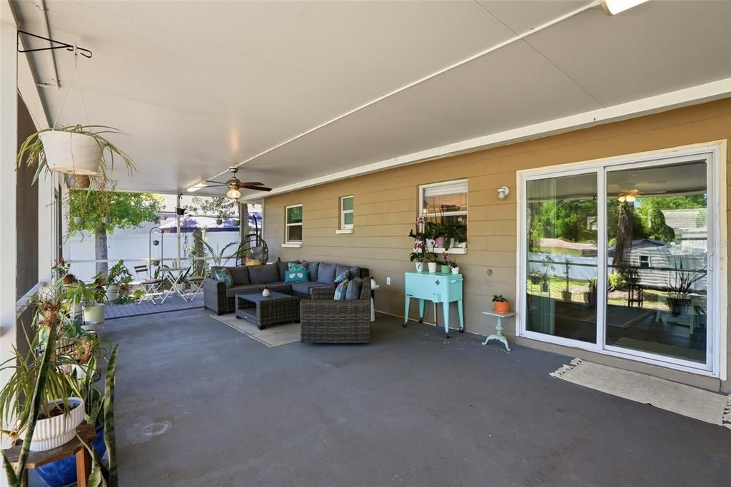 For Sale: $350,000 (3 beds, 2 baths, 1086 Square Feet)