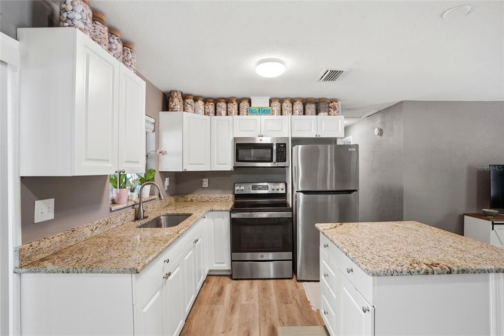 For Sale: $350,000 (3 beds, 2 baths, 1086 Square Feet)