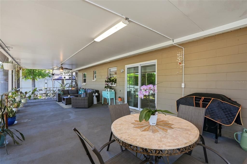 For Sale: $350,000 (3 beds, 2 baths, 1086 Square Feet)