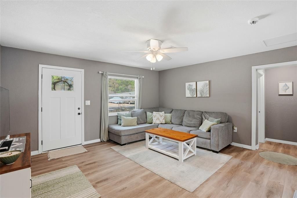For Sale: $350,000 (3 beds, 2 baths, 1086 Square Feet)
